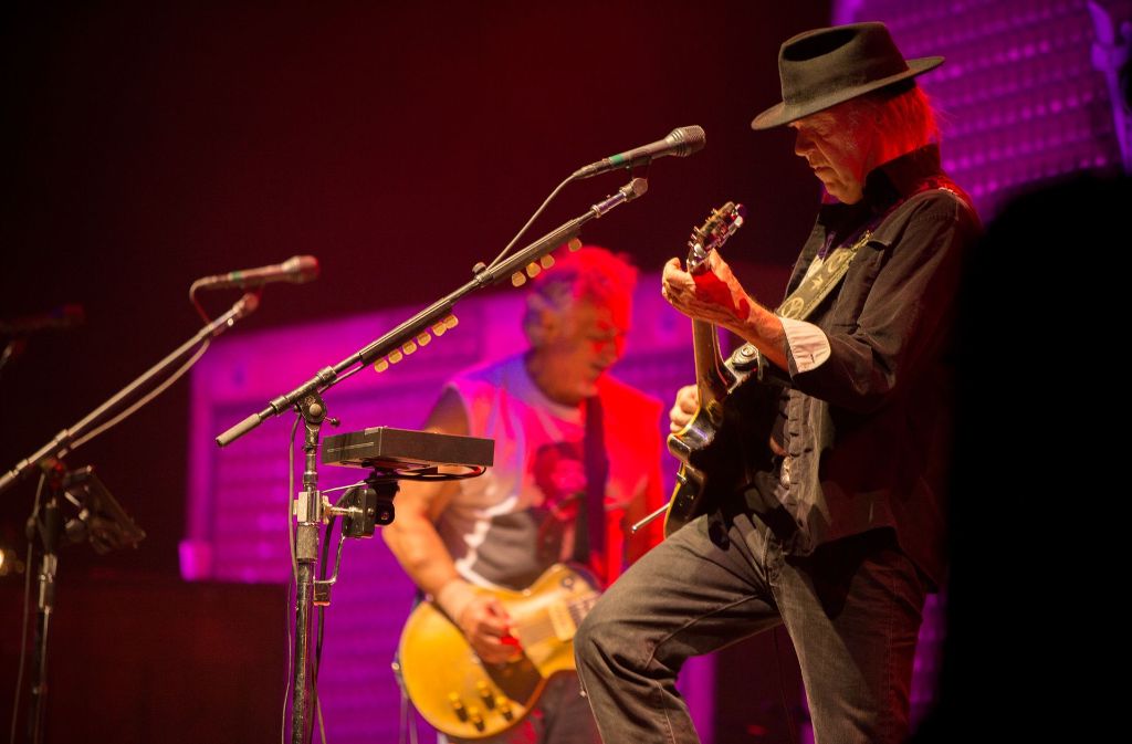 Neil Young bei seinem Stuttgarter Konzert in der Schleyerhalle 2013.