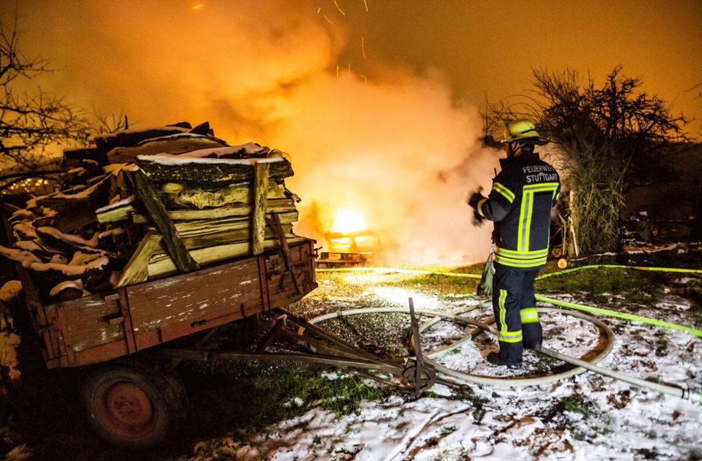 4. Januar: In Stuttgart-Rohracker brennt ebenfalls ein Stapel Holz.