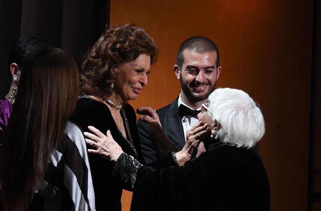 Auch Sophia Loren ließ es sich nicht nehmen, Wertmüller zu ihrem Preis zu gratulieren.