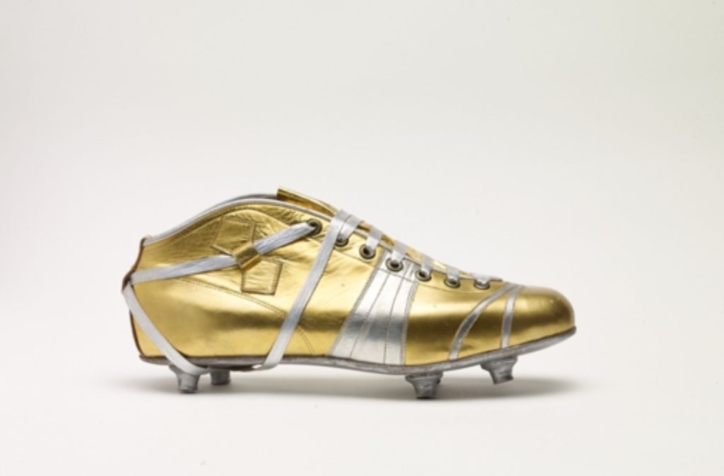 Der goldene Puma-Schuh von 1951/52 war ein Gechenk der Puma-Mitarbeiter an Rudolf D. Es war der erste in Serie gefertigte Schraubstollenschuh der Welt. Allerdings wurde in diesem Schuh nicht gespielt.