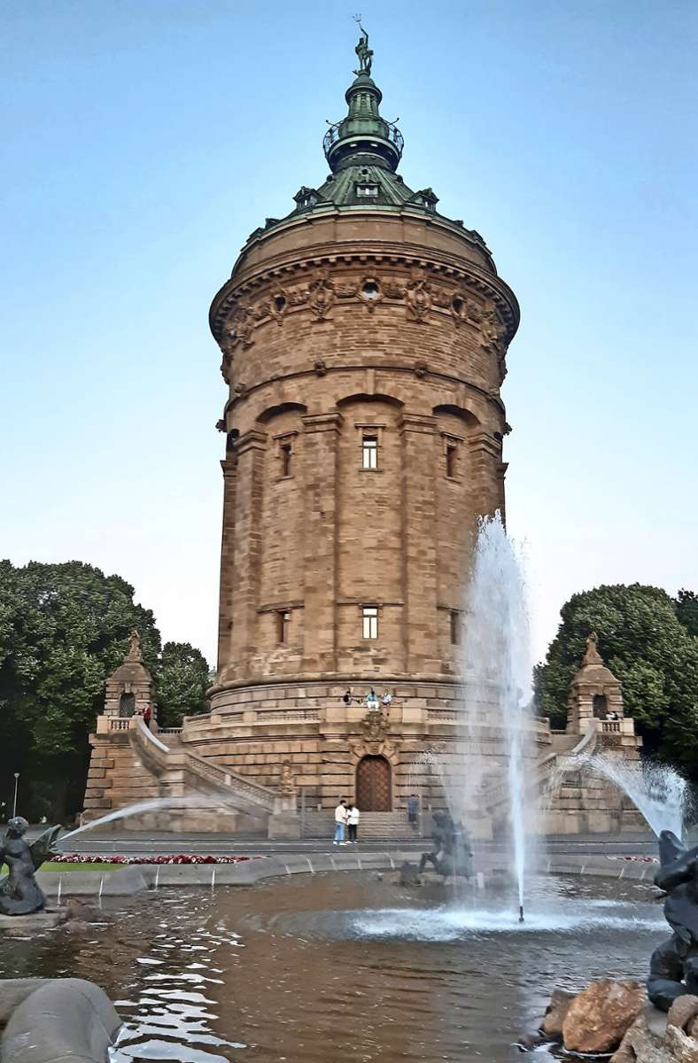 Der Wasserturm, die Theresienwiese und die Rheinauen sind nur einige der schönen Ziele, die es in Mannheim zu erwandern gilt.