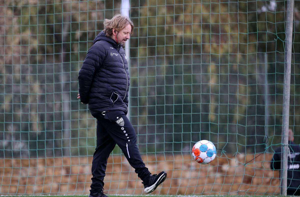 26. Januar: Derweil nutzt Sportdirektor Sven Mislintat die Zeit und jongliert mit den Trainingsbällen.