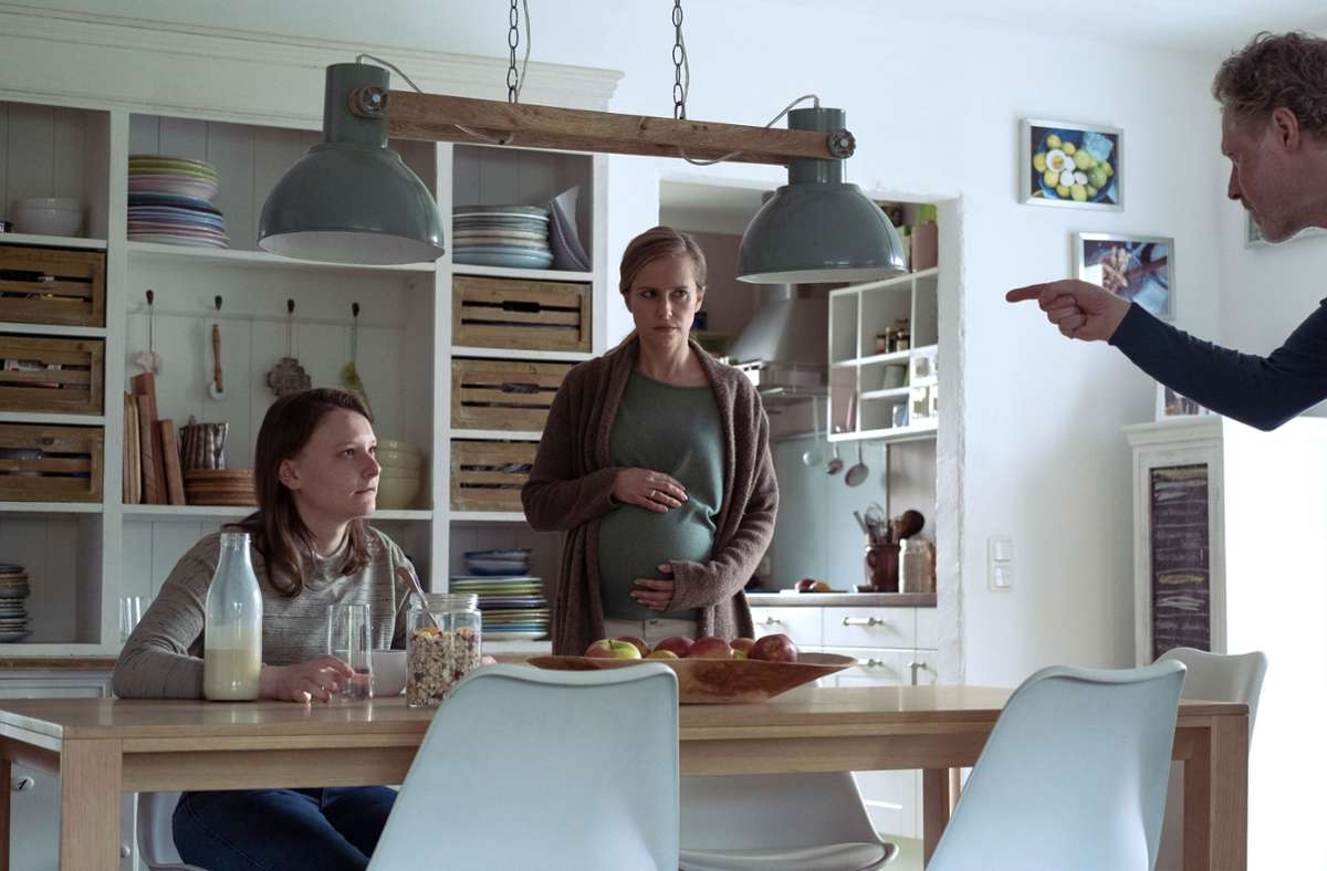 Unterdessen machen die Genths (Susanne Bormann, Mitte; Jörn Knebel, rechts) ihrer Pflegetochter Emma klar, dass sie in der Familie keinen Platz mehr hat.