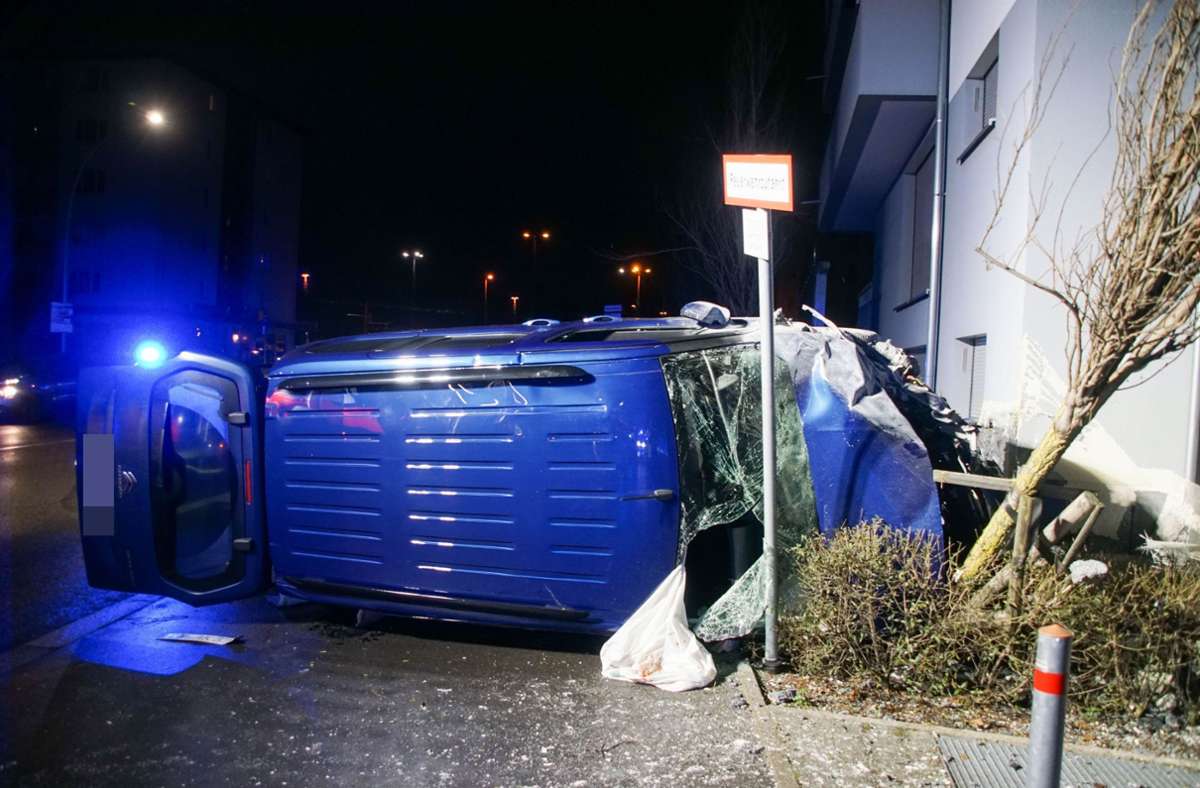 Bei einem Unfall in Sindelfingen wird eine Autofahrerin schwer verletzt.