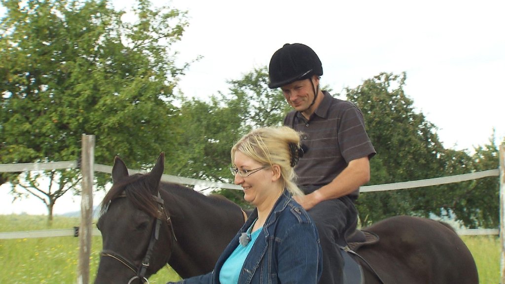 Um Bettina seine ernsten Absichten zu beweisen, stieg Hans-Georg für sie sogar aufs Pferd ...