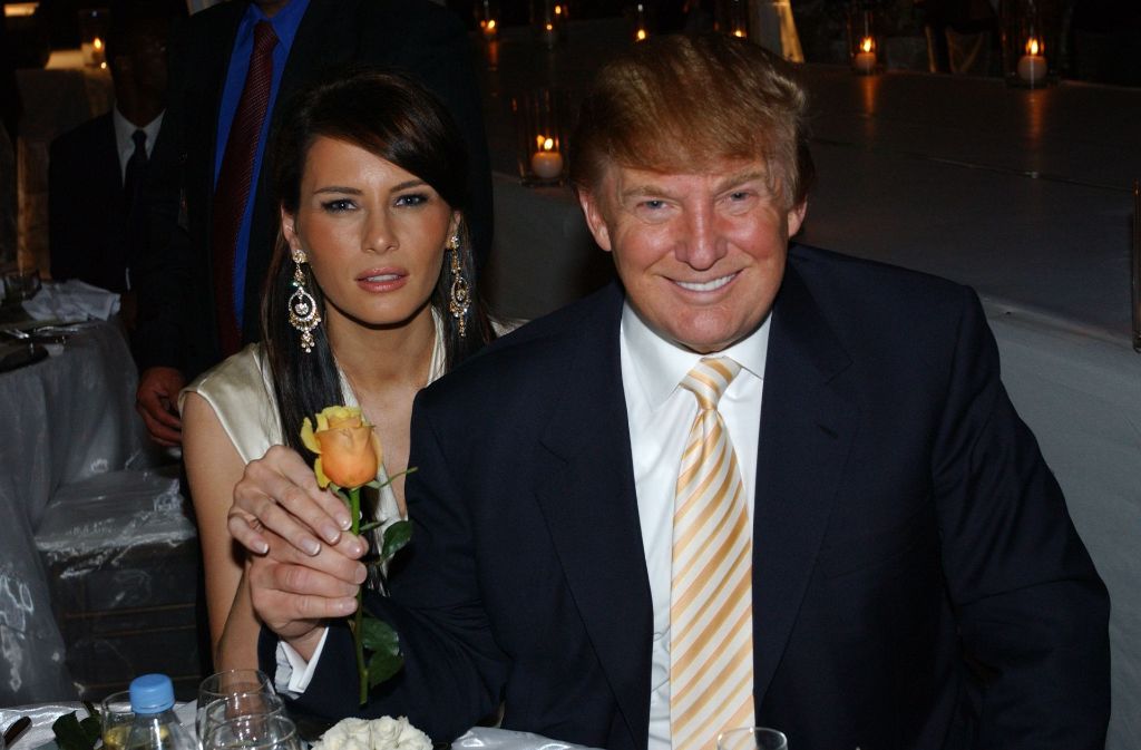 Donald Trump und die damalige Melania Knauss lernten sich 1998 auf der Fashion-Week-Party in New York kennen. Melania modelte zuvor für viele große Magazine, wie zum Beispiel für die Vogue, der Vanity Fair, der Glamoure oder auch der Sports Illustrated.