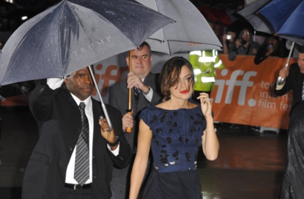Die britische Schauspielerin Keira Knightley trotzt dem Regen und kommt zur Vorführung ihres Films "Laggies" in die größte Stadt Kanadas.