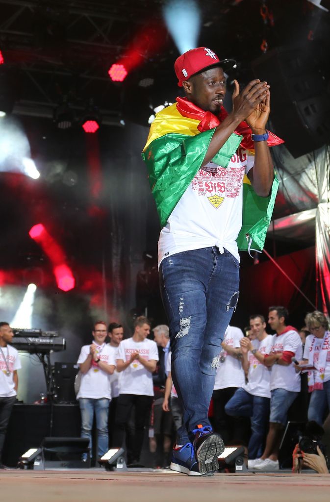Ebenenzer Ofori in eine Flagge seines Heimatlandes Ghana eingehüllt