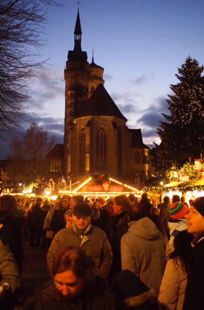 Integrer Bestandteil der Weihnachtsmarktkulisse in Stuttgart ist auch die Stiftskirche, um die herum die Buden ihren Zauber verströmen.