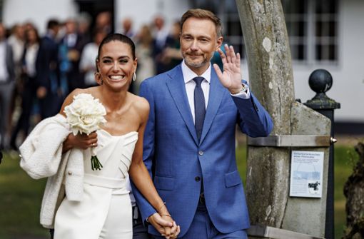 Christian Lindner und Franca Lehfeldt haben am Donnerstag standesamtlich geheiratet – und es geht weiter. Foto: dpa/Axel Heimken