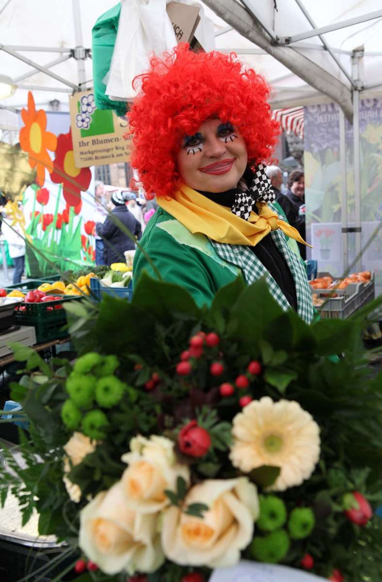 So närrisch-schööön: Der närrische Wochenmarkt in Bad Cannstatt findet am Schmotzigen Donnerstag, 16. Februar, auf dem Marktplatz mit kostümierten Standbetreibern statt.