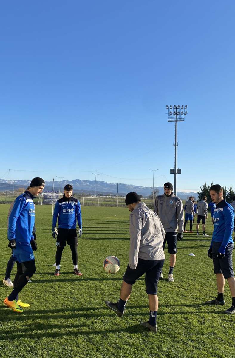 Trainer Mustafa Ünal bittet die Spieler zweimal pro Trag zum Training.