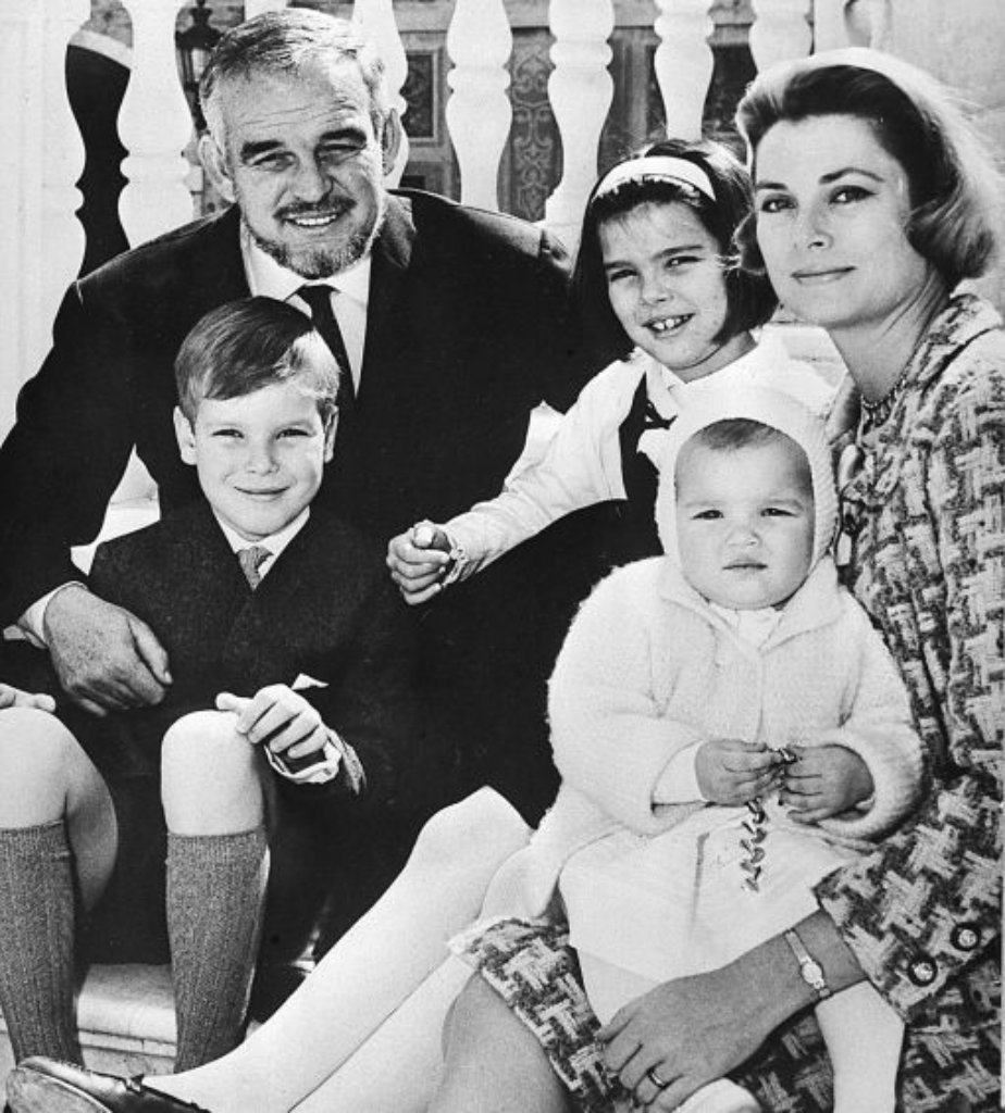 Trotz Familienglücks - 1957 kommt Tochter Caroline zur Welt, ein Jahr später Thronfolger Albert, 1965 folgt Nesthäkchen Stéphanie - ist die Fürstin in Monaco nicht immer glücklich.