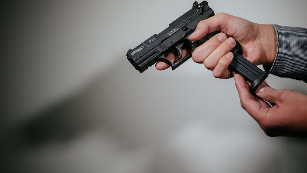  Ein 30-Jähriger schießt in Aalen mit einer Gasdruckpistole aus seinem Wohnungsfenster auf eine Gruppe, die auf dem Weg zu einem Faschingsumzug ist und verletzt einen 48-Jährigen schwer. 