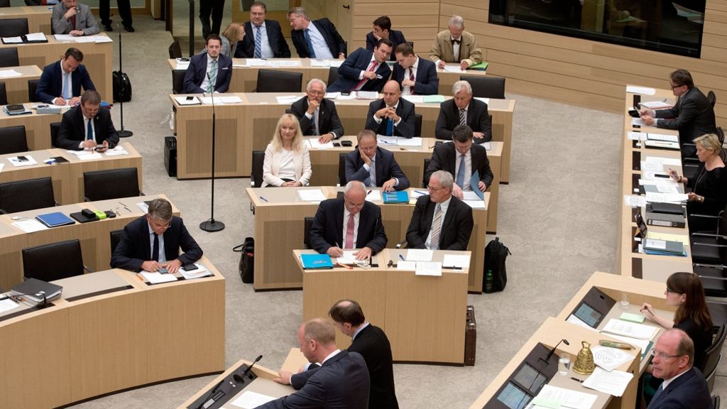  Der Landtag debattiert über das AfD-Zerwürfnis. Grüne, CDU, SPD und FDP finden klare Worte. Aber einige AfD-Abgeordnete stehen immer noch zu ihrem antisemitischen Parteifreund. 