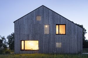 Architektenpaar zeigt sein stilsicheres Holzhaus