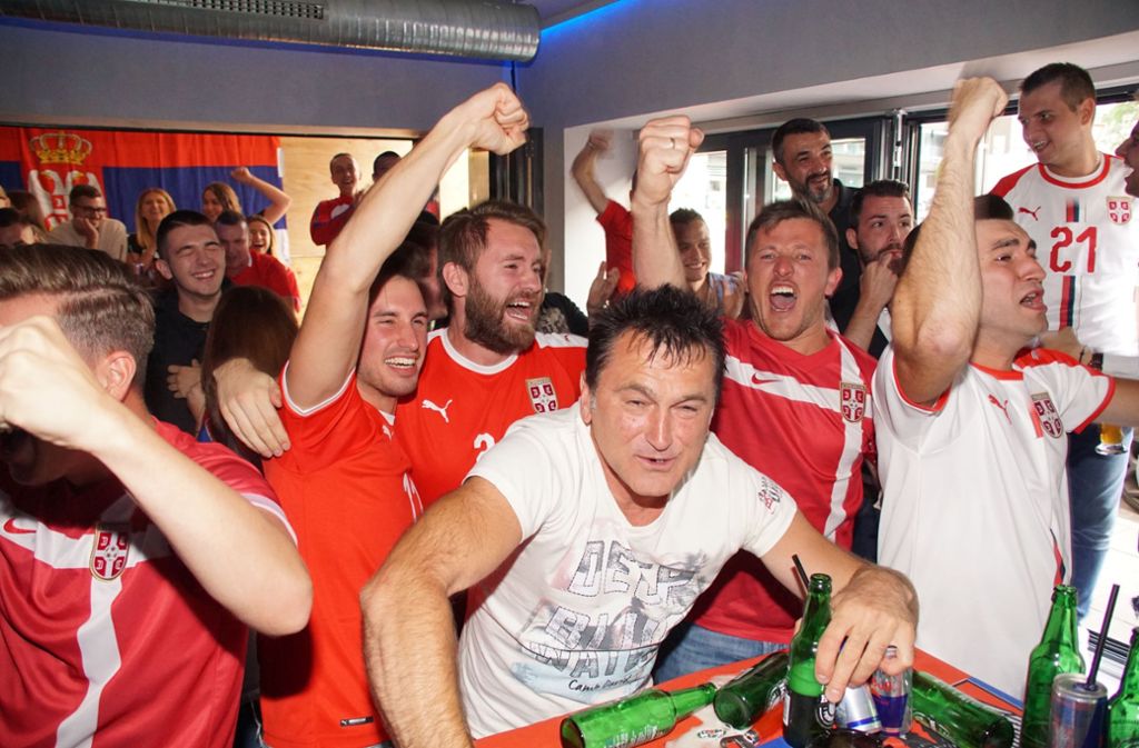 Die Serbien-Fans jubeln in Stuttgart über das zwischenzeitliche 1:0 bei der WM gegen die Schweiz.
