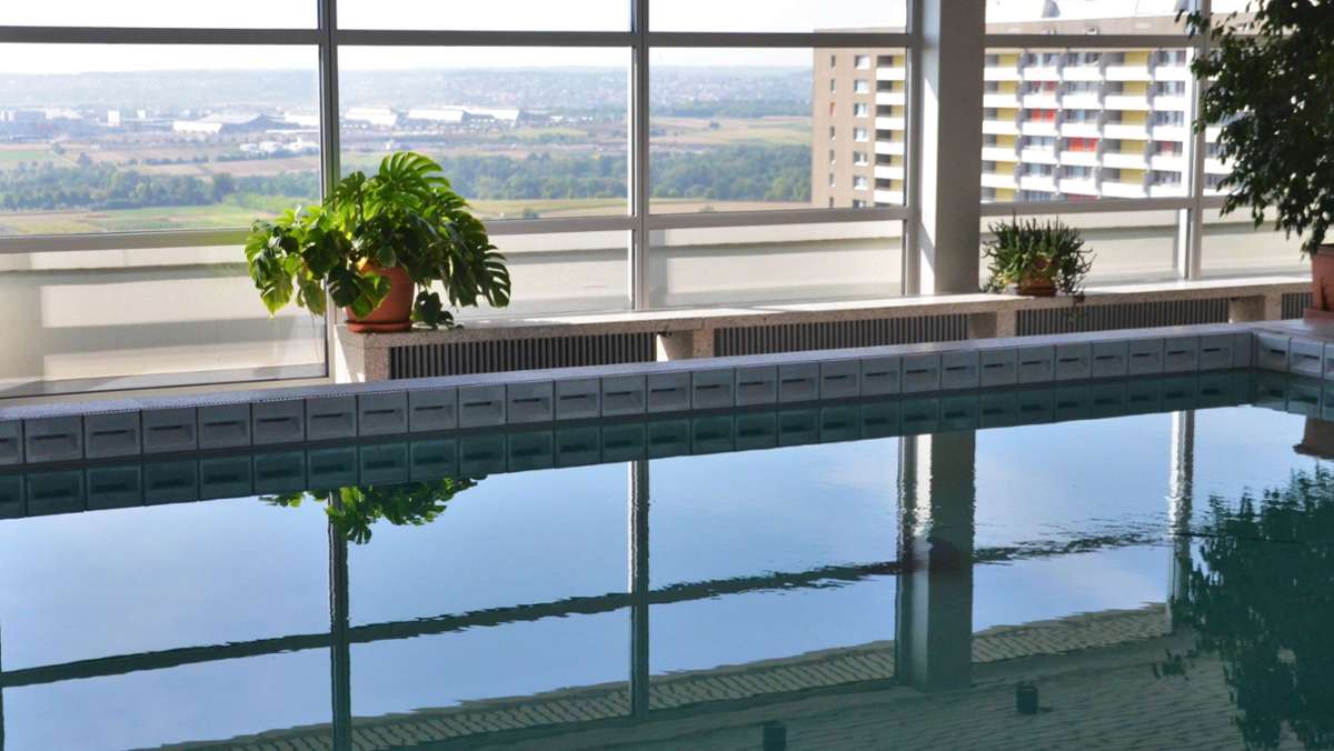 Panoramabad im Asemwald Stuttgart: Schwimmen und saunieren im 20. Stock