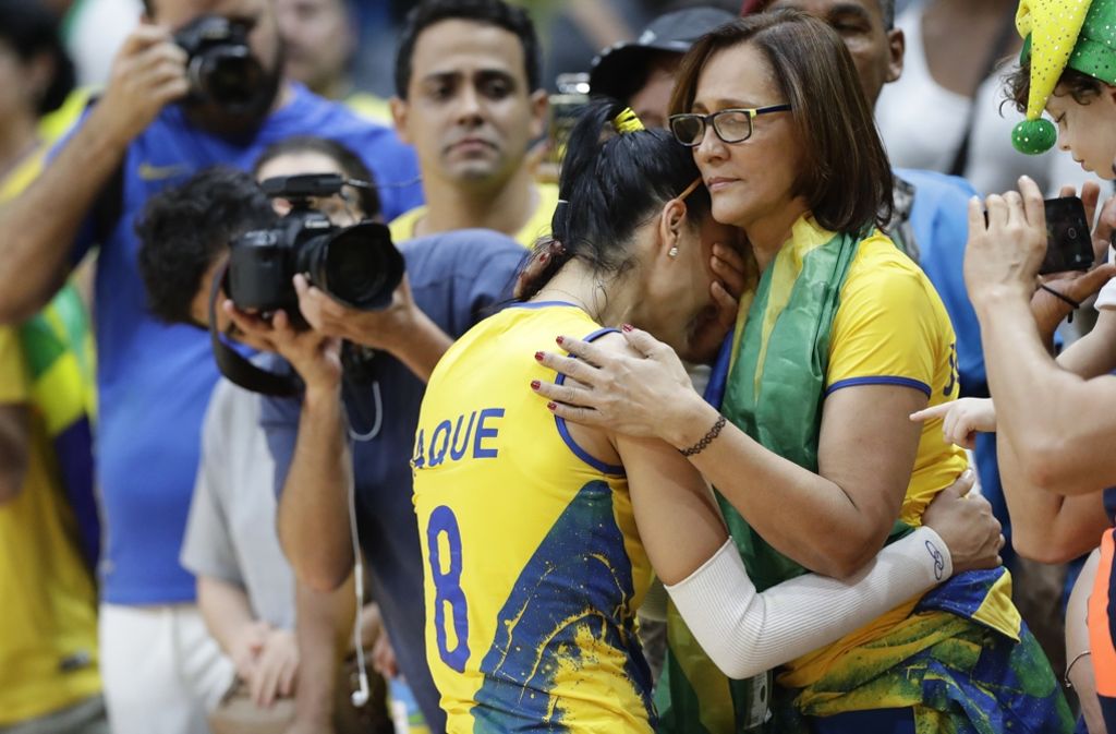 Die brasilianische Volleyball-Spielerin Jaqueline Endres wird nach der Niederlage gegen China getröstet.