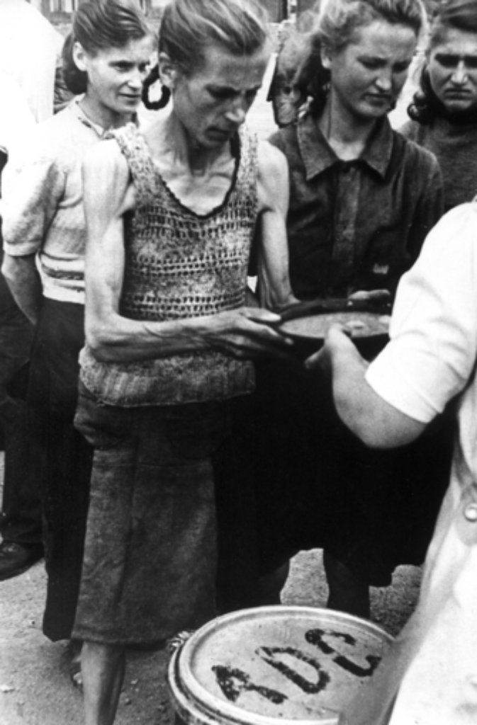 Stark abgemagerte Frauen in einem Lager für Heimkehrer stehen für einen Teller heißer Suppe an (Undatierte Aufnahme).