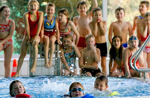 Mit Spaß dabei: Wer in die Grundschule kommt, sollte  schon schwimmen können. Foto: dpa