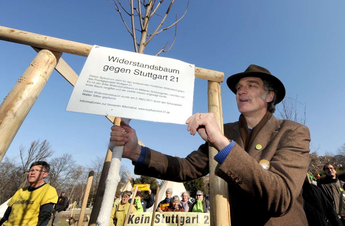Walter Sittler und Parkschützer haben als Zeichen des Widerstands gegen das Milliarden-Bahnprojekt Stuttgart 21 einen Baum gepflanzt.