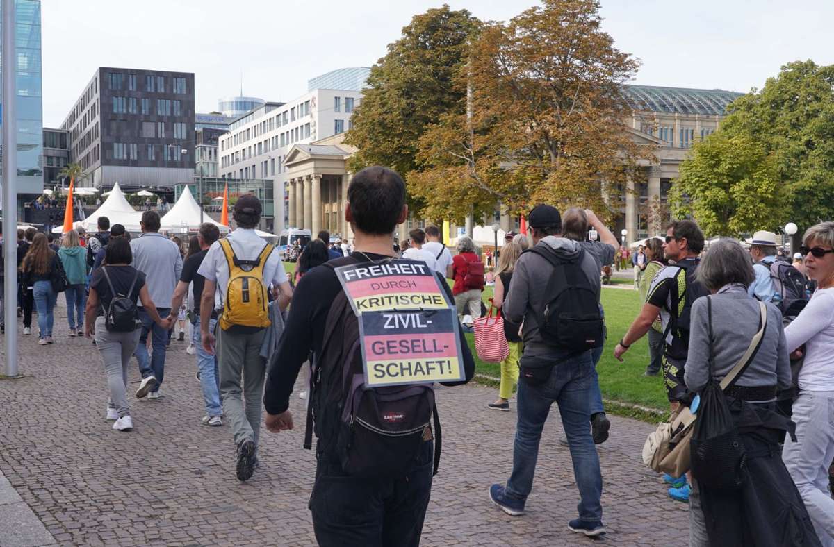 Etwa 200 Menschen haben sich am Samstagnachmittag auf dem Schlossplatz eingefunden. Foto: Andreas Rosar/Fotoagentur-Stuttgart