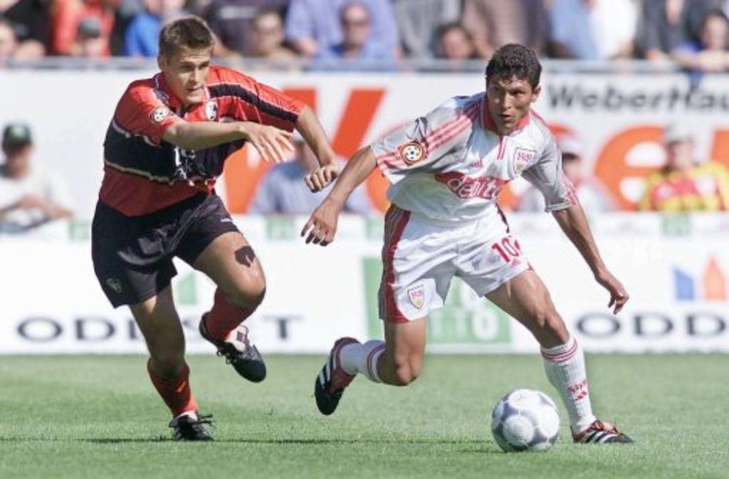 ... mal wieder Freiburg an der Reihe. Die Breisgauer besiegen die Schwaben im August 2000 mit 4:0 (Freiburgs Sebastian Kehl/links) im Zweikampf mit Krassimir Balakov). Am ...