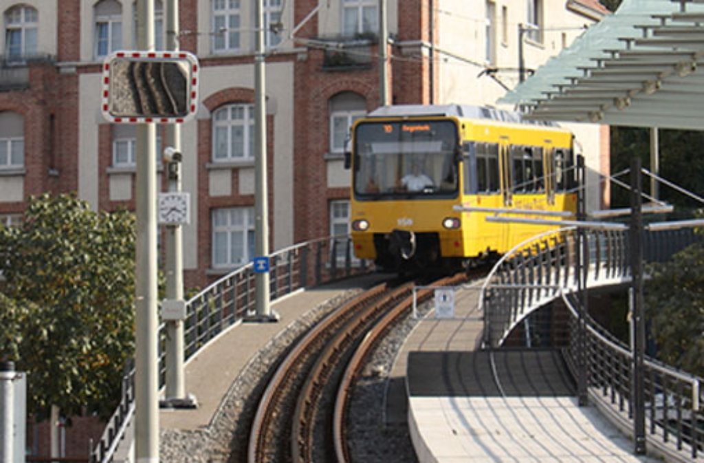 Seit 1982 sind die drei gelben vierachsigen Zahnradtriebwagen in Betrieb und bringen die Fahrgäste ...