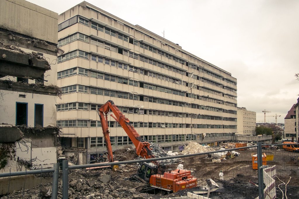Ein Bild vom Abriss des ehemaligen Olgahospitals.