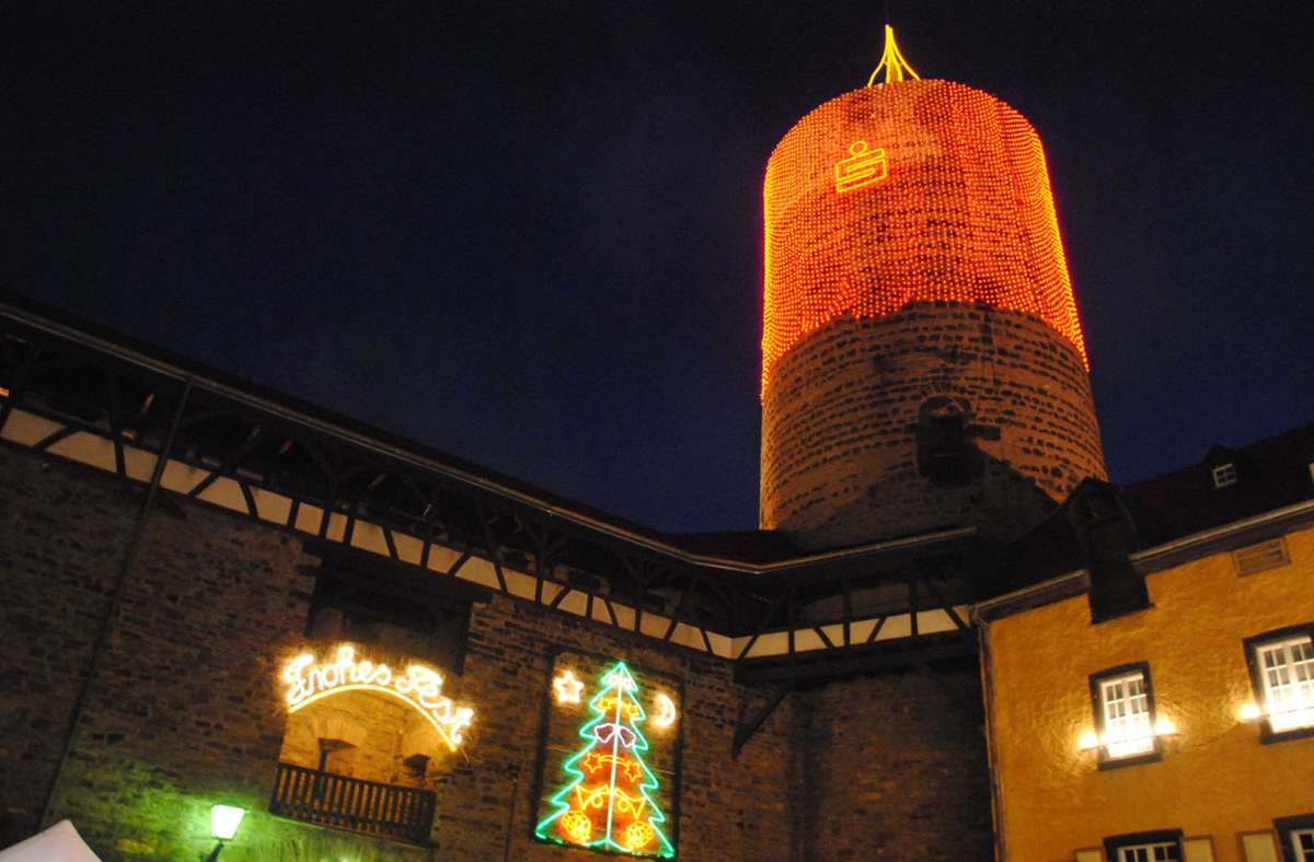Der als Adventskerze illuminierte Goloturm in Mayen. Ab 27. November erstrahlt der 34 Meter hohe Goloturm der mittelalterlichen Genovevaburg wieder in in weihnachtslichem Glanz.