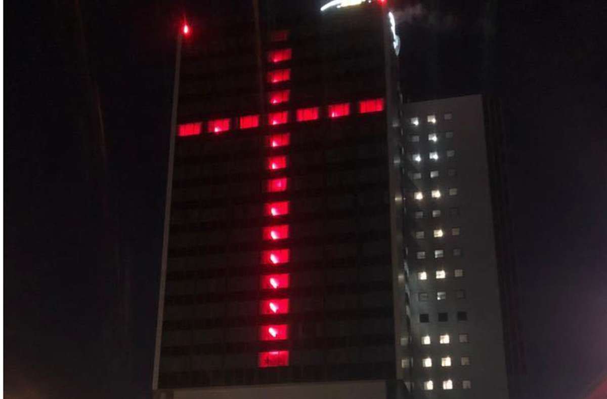 Das rote Kreuz am   Hotelturm des Stuttgarter Musicalzentrums sorgt für großes Aufsehen. Foto: StZN