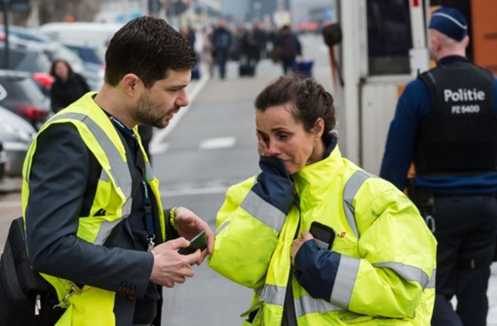 In Brüssel sind viele Sanitäter, Feuerwehrleute und andere Rettungskräfte vor Ort und versorgen Verletze am Flughafen.