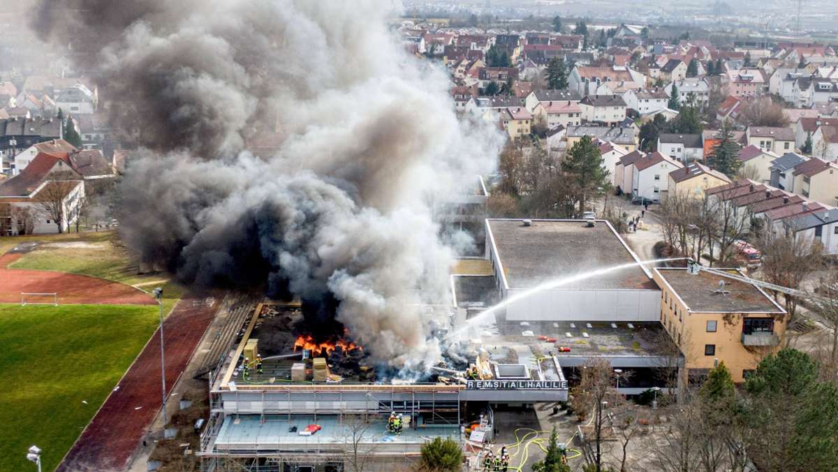 Feuerwehr-Großeinsatz in Korb: Riesige Rauchsäule über dem Hallenbad