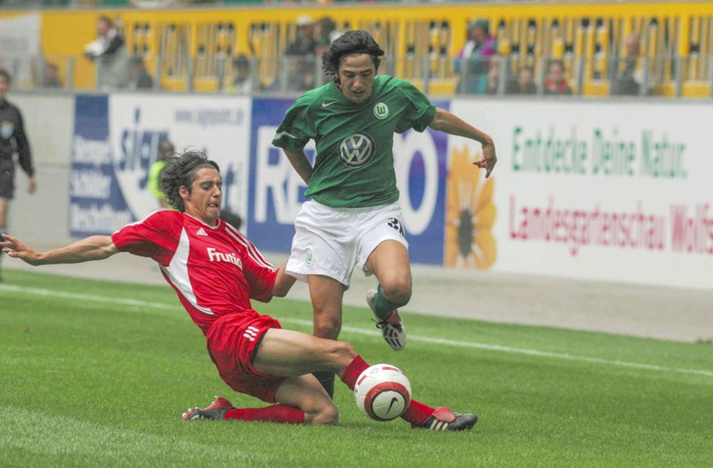 Platz fünf: Wieder ein Gaucho, der beim VfL Wolfsburg sein Geld verdiente. Juan Carlos Menseguez (re.) kam auf 102 Einsätze zwischen 2003 und 2007, dabei erzielte der Stürmer allerdings lediglich vier Tore.