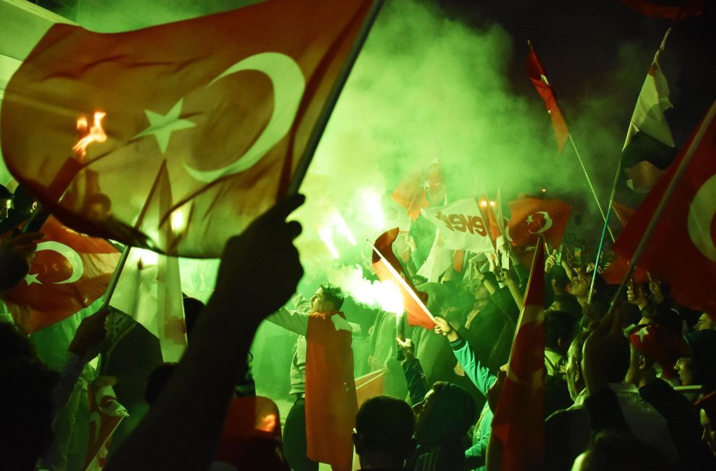 Großer Jubel in Teilen der Türkei. Recep Tayyip Erdogan wurde zum Sieger des Türkei-Referendums erklärt.