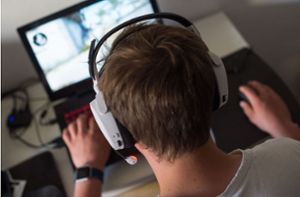Computerspieler löst mit Schreien Polizeisatz aus
