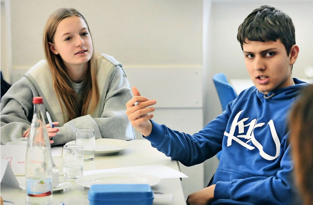 Victoria und Mauricio, den Schülersprechern der Körschtal-Gemeinschaftsschule, gefällt das Konzept des gemeinsamen Lernens. Foto: Lichtgut/Max Kovalenko