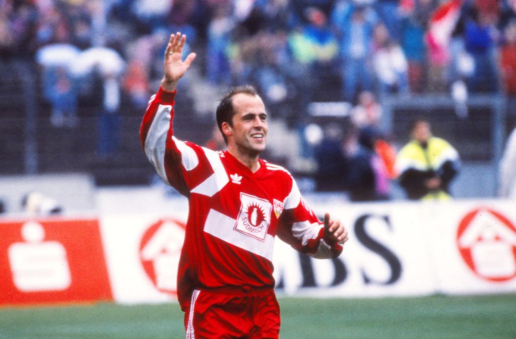 Von 1989 bis 1994 sicherte er die Verteidigung auf der linken Seite der Stuttgarter: Michael Frontzeck. Bis zuletzt war der gebürtige Mönchengladbacher Trainer beim 1. FC Kaiserslautern.