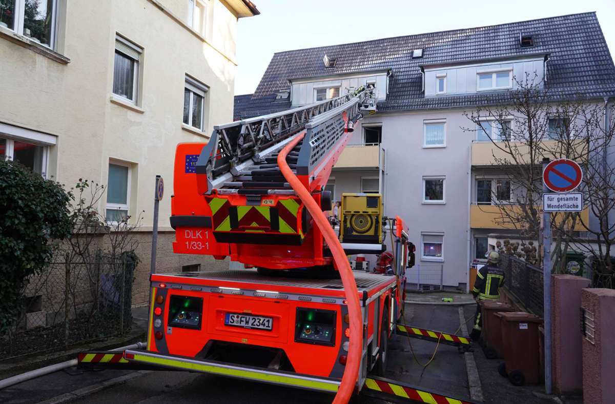 Mit einer Drehleiter konnte die Feuerwehr einen Bewohner vom Balkon retten.
