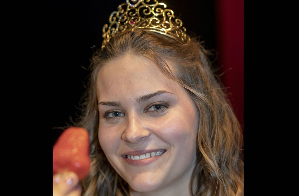 Die 20-jährige Anne Obrecht ist Baden-Württembergs erste Erdbeerkönigin. Foto: dpa