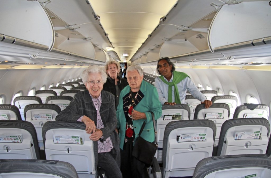 Margarete Scheuerle, Renate Witt, Elsa Maisch und Paramjeet Gill (von links) durften als erste in das Flugzeug nach Hamburg.