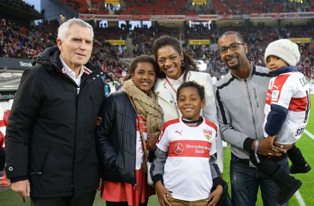 Cacau mit seiner Familie und dem neuen VfB-Präsidenten Wolfgang Dietrich.