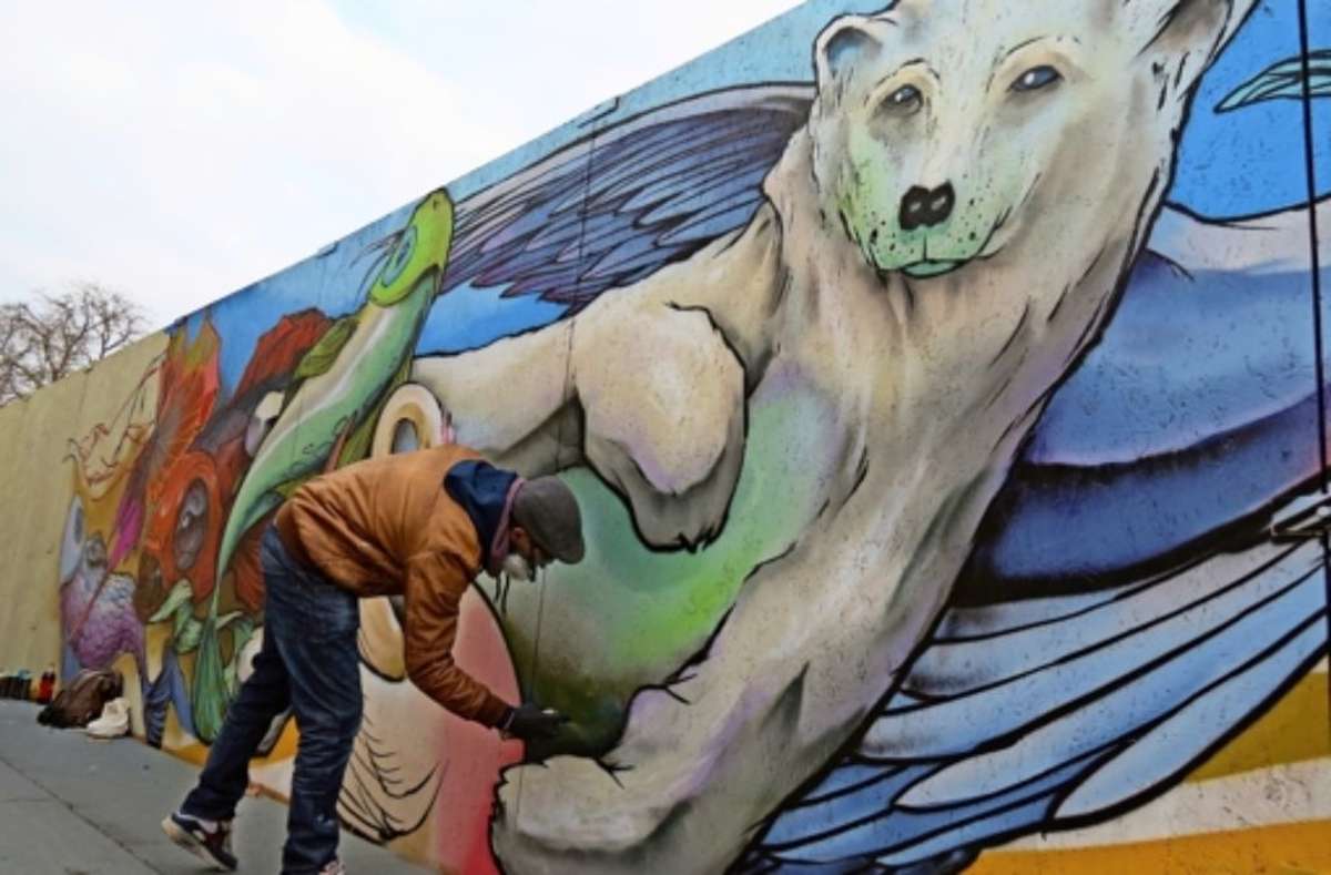 2015 gestaltete Jeroo im Auftrag der Stadt einen Bauzaun vor der Wilhelma mit Szenen aus dem Zoo.
