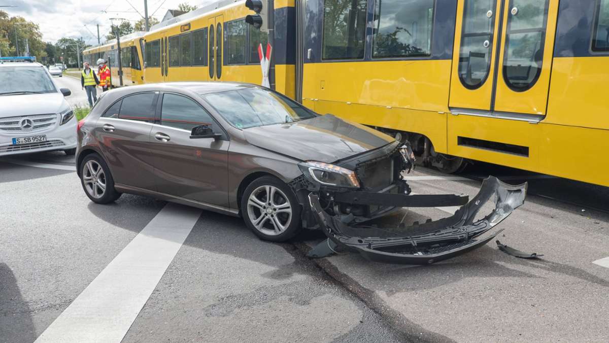 Stadtbahnunfall in Bad Cannstatt: U12 schleift Auto meterweit mit – 29-Jährige verletzt