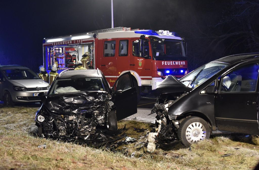 Bei einem schweren Verkehrsunfall im Kreis Esslingen sind zwei Menschen schwer verletzt worden.