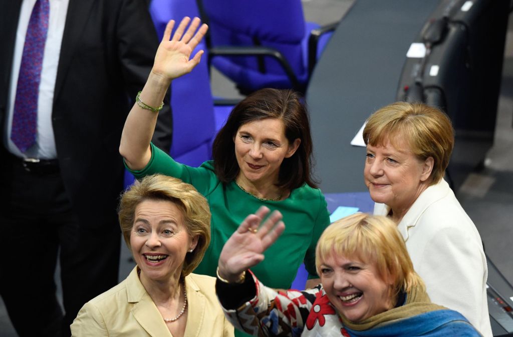 Die Grünen-Politikerinnen Katrin Göring-Eckardt, Claudia Roth und die künftige Verteidigungsministerin Ursula von der Leyen sind gut drauf.