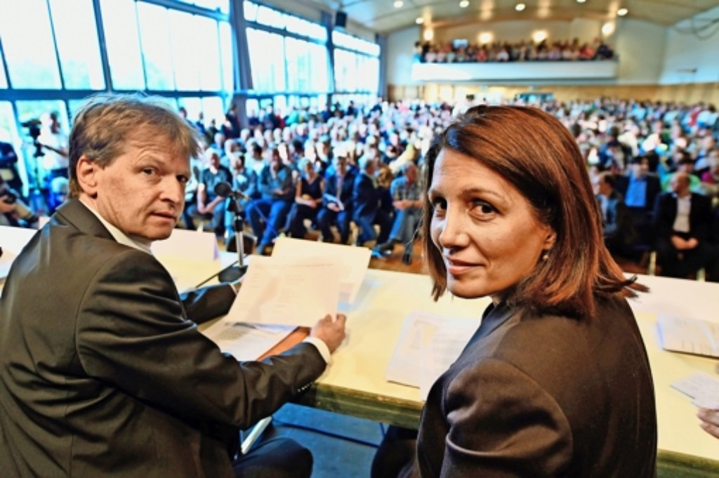 Ministerin Bilkay Öney  – hier neben dem Landrat des Zollernalbkreises, Günther-Martin Pauli (CDU) –  zeigte sich  überrascht von der positiven Stimmung im Saal Foto: dpa