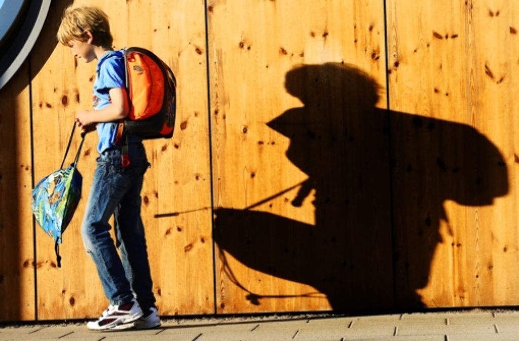 Ein Schatten lang lange auf dem Schulalltag des zwölfjährigen Leon Berger (im Bild ein anderer Schüler) Foto: dpa