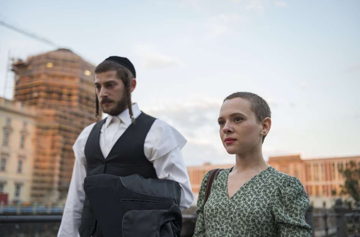Maria Schraders erfolgreiche Netflix-Serie „Unorthodox“ taucht ein in Leben und Sitten orthodoxer Juden in New York. Esther Shapiro (Shira Haas) will ausbrechen aus der Enge. Nicht nur ihr Mann versucht, sie zurückzuholen.